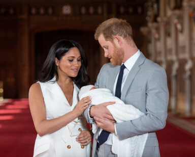 OPPMERKSOMME: Hertuginne Meghan og prins Harry hadde nesten bare øyne for sønnen da de møtte pressen en kort stund - to dager etter fødselen. Foto: Reuters/ NTB scanpix OPPMERKSOMME: Hertuginne Meghan og prins Harry hadde nesten bare øyne for sønnen da de møtte pressen en kort stund - to dager etter fødselen. Foto: Reuters/ NTB scanpix